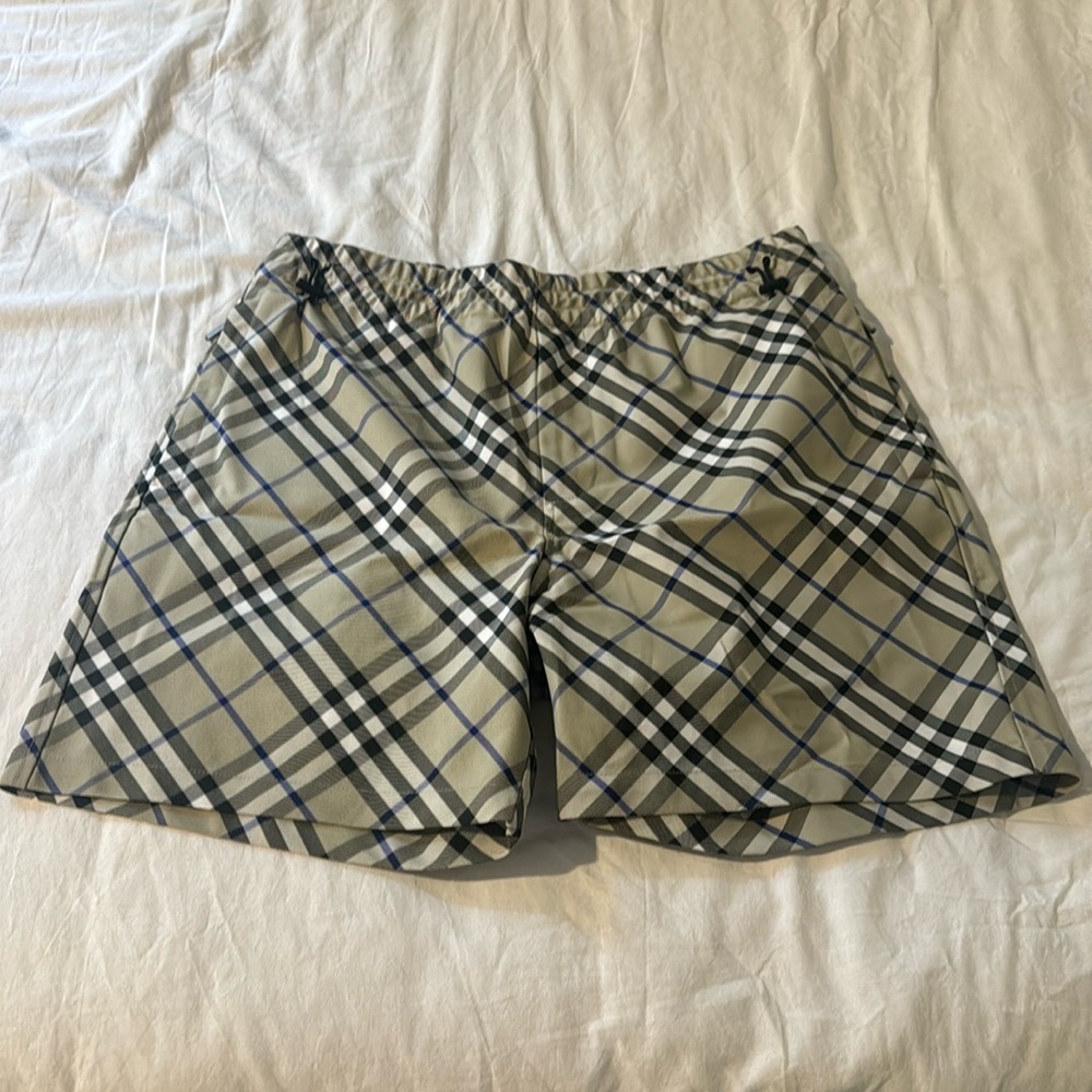 Burberry 
Check Shorts
Lichen